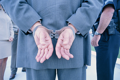 員工被行政拘留 用人單位可否以曠工為由解除勞動合同？